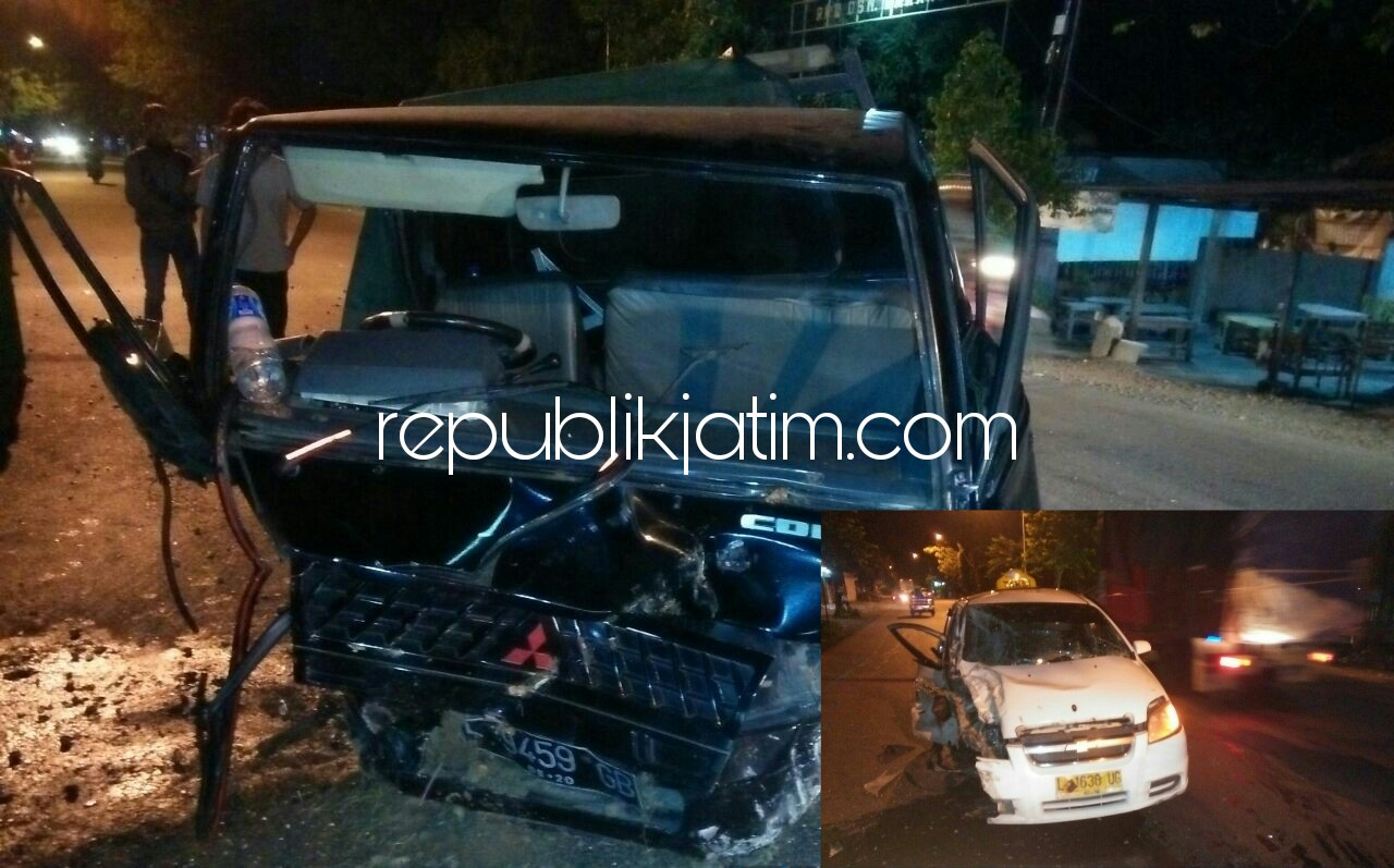RINGSEK - Kondisi taxi Express yang rusak parah dan ringsek di bagian depan dan bodi samping kanan dan mobil Mitshubisi Pick Up L300 yang nyaris tidak berbentuk menjadi tontonan warga di JL Raya Desa Ponokawan, Kecamatan Krian, Senin (22/01/2018).