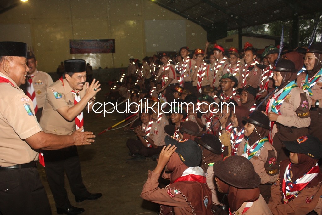 BUKA - Wakil Bupati Sidoarjo, Nur Ahmad Syaifuddin membuka acara Lomba Tingkat III untuk Pramuka Penggalang di Bumi Perkemahan Advent Prigen Pasuruan, Selasa (22/01/2018) petang.