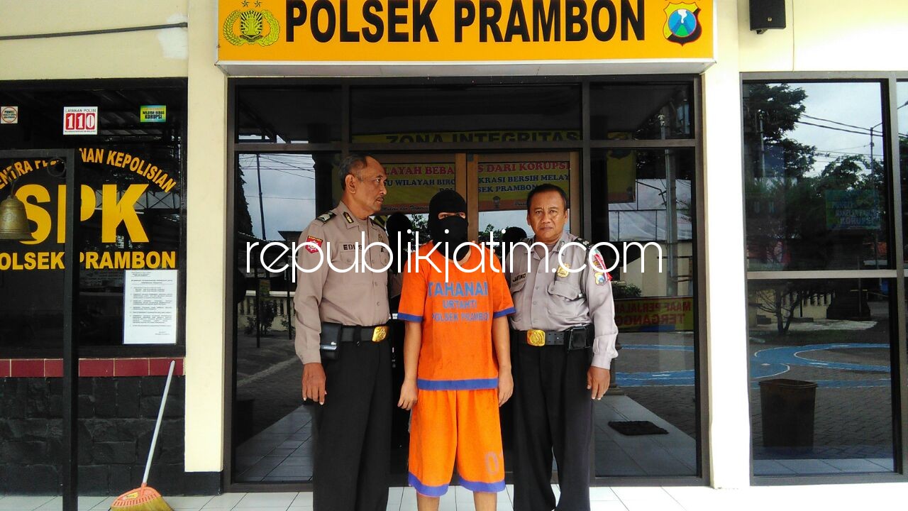 PENGEDAR - Tersangka pengedar sabu-sabu Achmad Fauji (tengah) digelandang petugas Polsek Prambon beserta barang buktinya, Selasa (23/01/2018).