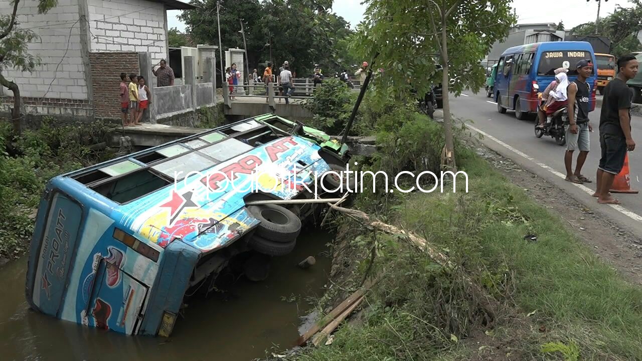 NYUNGSEP - Sebuah bus jurusan Surabaya - Mojokerto nyungsep di Sungai Dusun Sidorogo, Desa Trosobo, Kecamatan Krian, Kabupaten Sidoarjo menyebabkan 8 penumpang dan sopir terluka, Selasa (23/01/2018). 