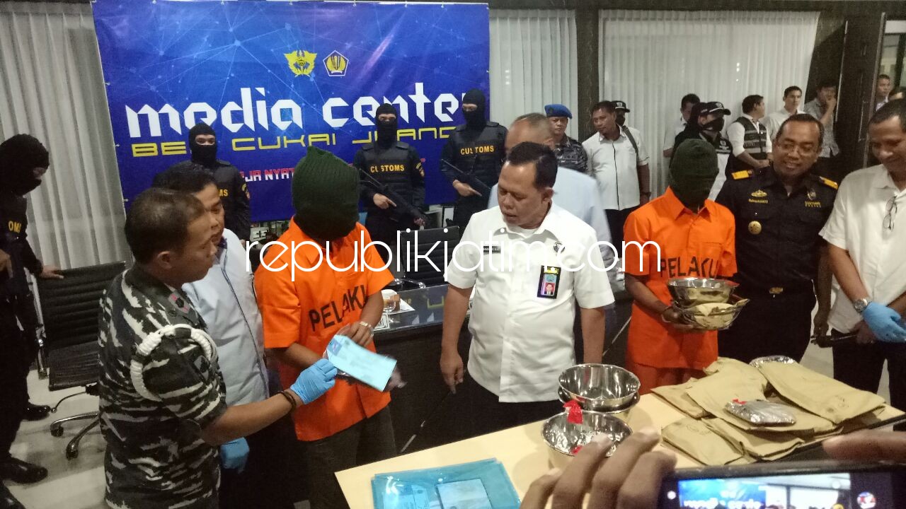 PENYELUNDUP - Petugas gabungan CNT Terminal 2 Bandara Juanda mengamankan 2 tersangka penyelundupan sabu-sabu ZH dan RY dengan barang bukti 3 kilogram lebih, Rabu (24/01/2018).