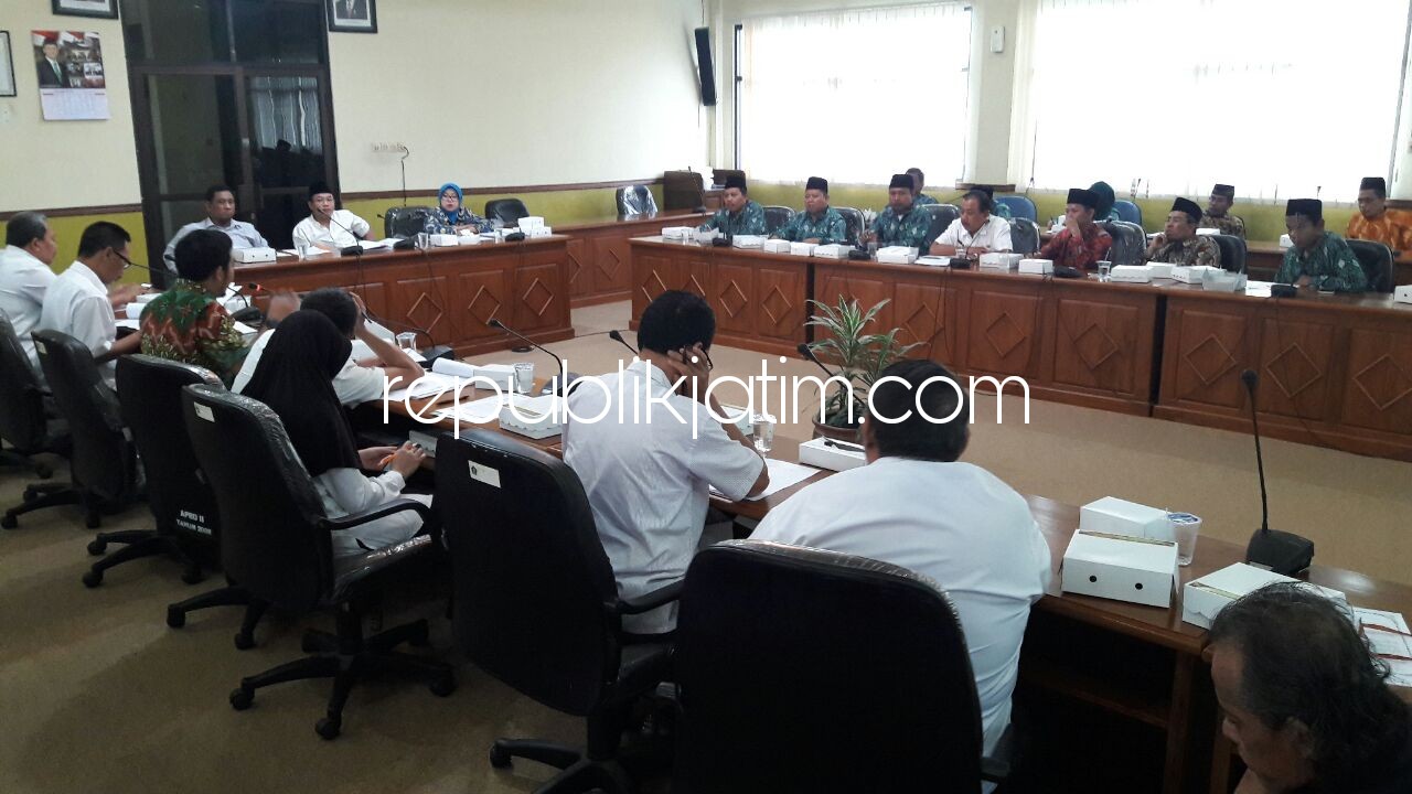 HEARING - Hearing antara Komisi D DPRD Sidoarjo, Dinas Pendidikan, Saksi Ahli dan PC Ma’arif NU Sidoarjo menyepakati Perda Pendidikan untuk segera direvisi, Rabu (24/01/2018).