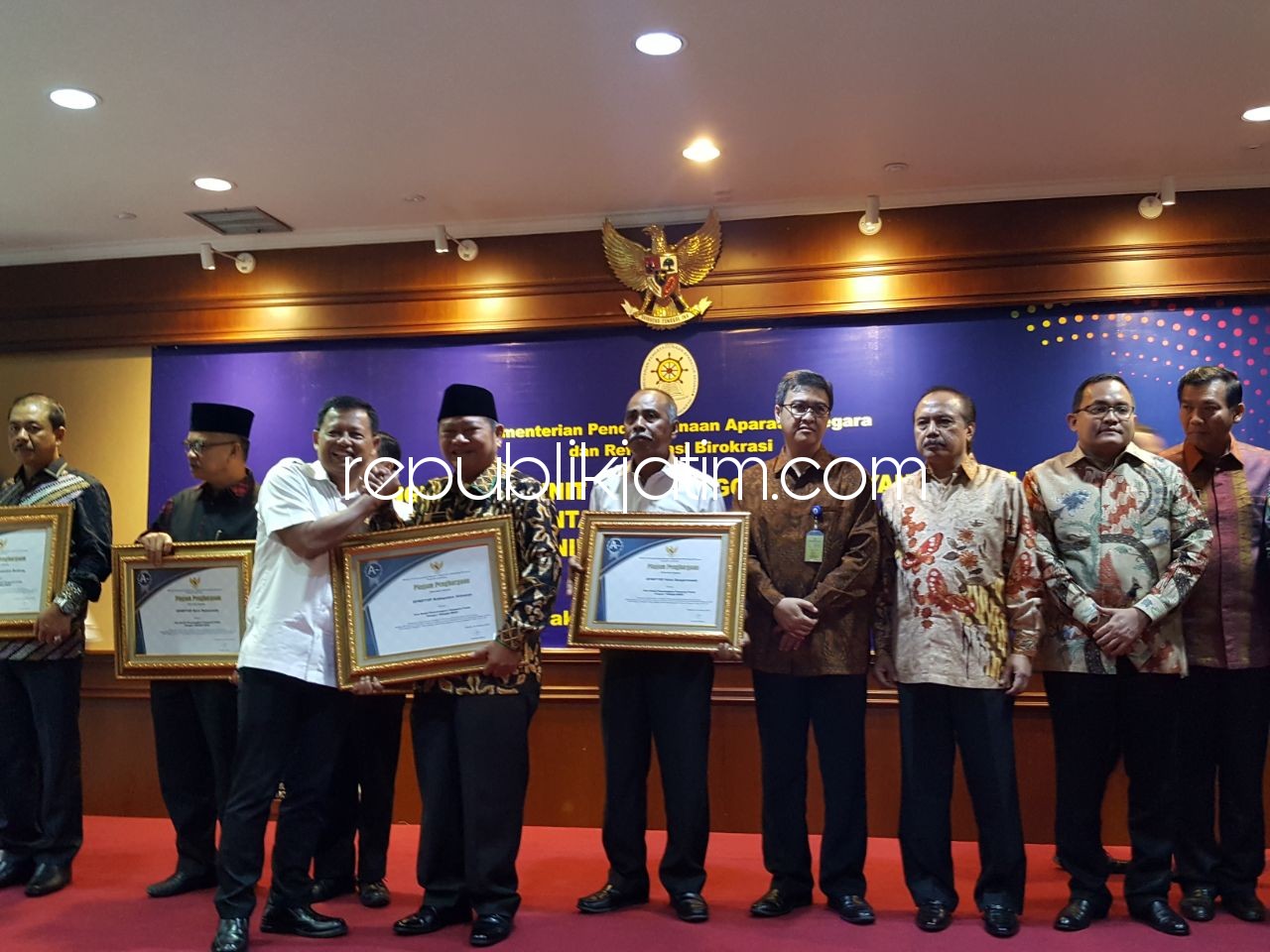 RAIH PENGHARGAAN - Bupati Sidoarjo, Saiful Ilah meraih penghargaan dari MenPAN RI, Asman Abnur atas pelayanan Dinas Perizinan dan RSUD Sidoarjo, Rabu (24/01/2018) di Jakarta.