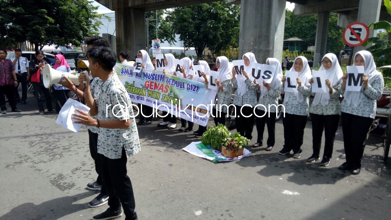 KAMPANYE - Belasan Siswa-siswi SMA Al Muslim Sidoarjo memperingati hari gizi nasional yang jatuh pada tanggal 25 Januari 2018 dengan Gerakan Makan Sayur (Germas), Kamis (25/01/2018).