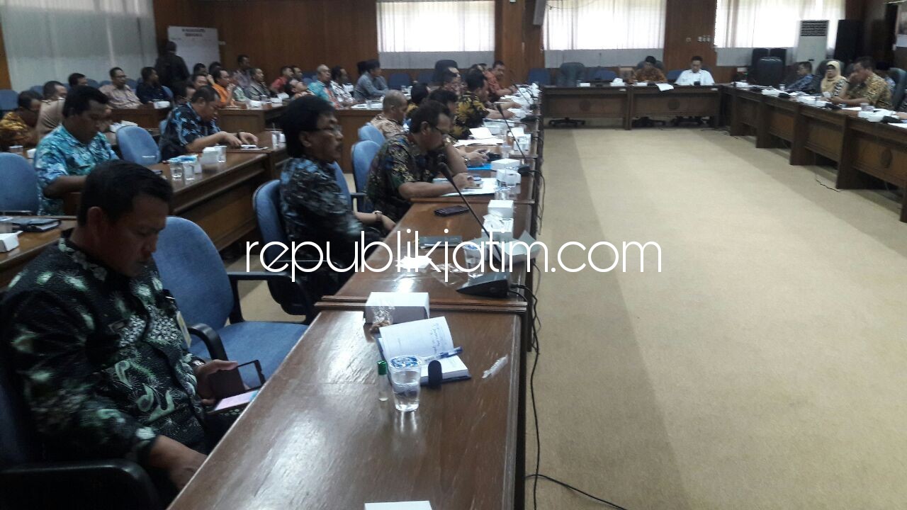 HEARING - Komisi A DPRD Sidoarjo menggekar hearing dengan Forum Komunikasi BPD, FKKD, Dinas BPMP3KB, inspektorat, dan Kabag Hukum terkait tunjangan BPD dari SK pertama Rp 900.000 turun menjadi Rp 500.000, Kamis (25/01/2018).