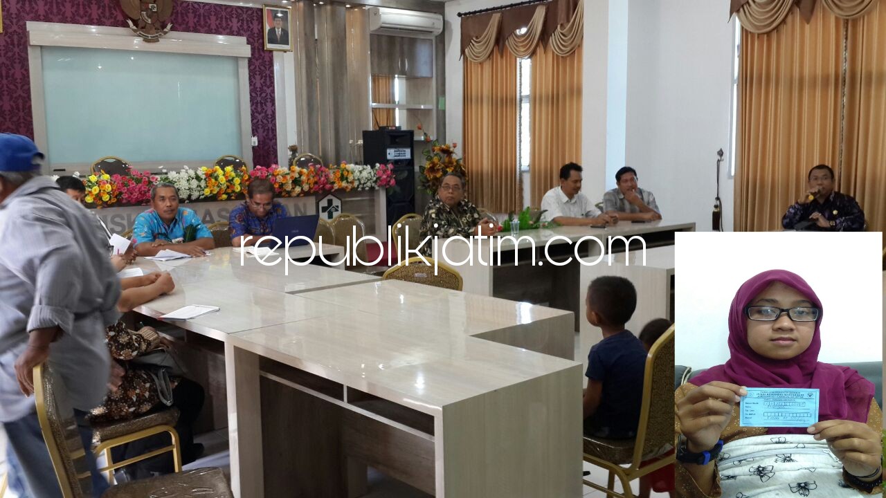 SIDAK - Sejumlah anggota dan pimpinan Komisi D DPRD Sidoarjo menggelar Inspeksi Mendadak (Sidak) ke Puskesmas Krian atas adanya keluhan Khoirotin Nikmah warga Desa Terungkulon, Kecamatan Krian, Kabupaten Sidoarjo, Sabtu (27/01/2018).