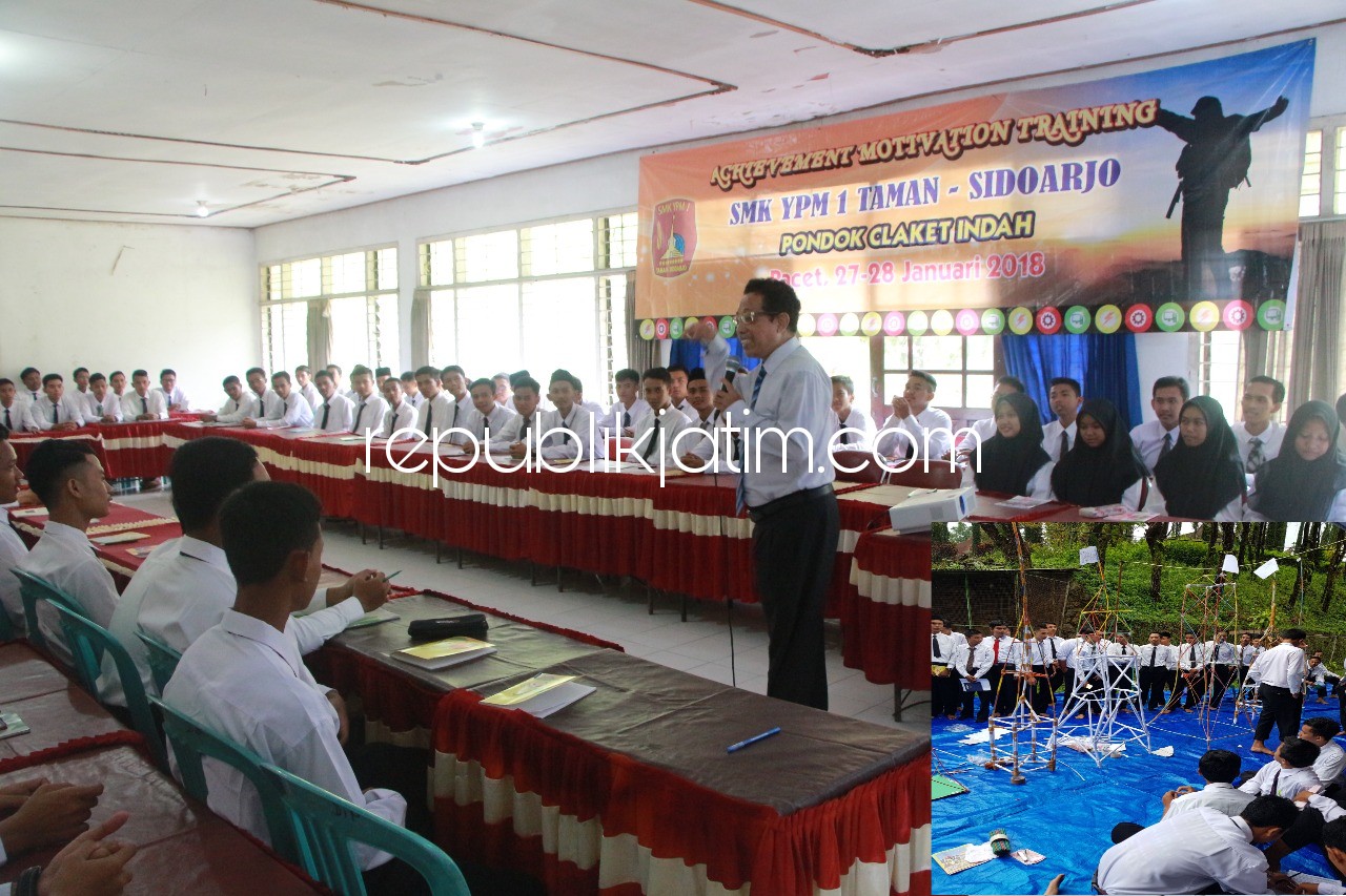 DIGEMBLENG - Sebanyak 100 siswa kelas 12 yang aktif berorganisasi dan berprestasi di bidang akademik digembleng 2 hari terkait Achievement Motivation Training (AMT) di Pondok Celaket Indah, Kecamatan Pacet, Kabupaten Mojokerto, Minggu (28/01/2018).