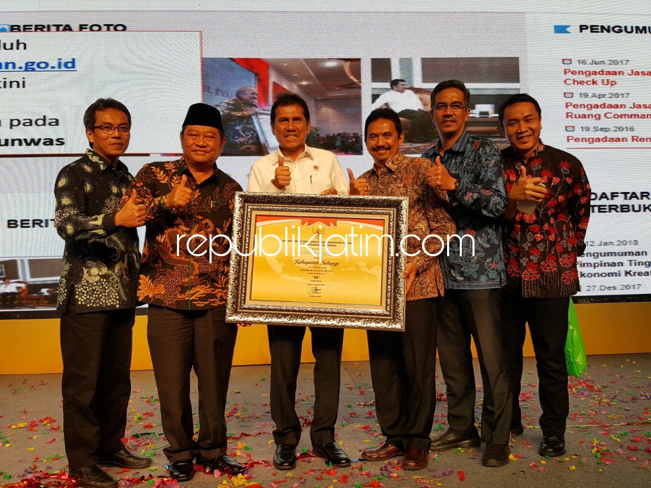 RAIH PENGHARGAAN - Bupati Sidoarjo, Saiful Ilah raih penghargaan SAKIP Tahun 2017 dengan predikat BB bersama 16 kabupaten/kota lainnya dari MenPAN RB, Asman Abnur di Nusa Dua Bali, Rabu (31/01/2018).