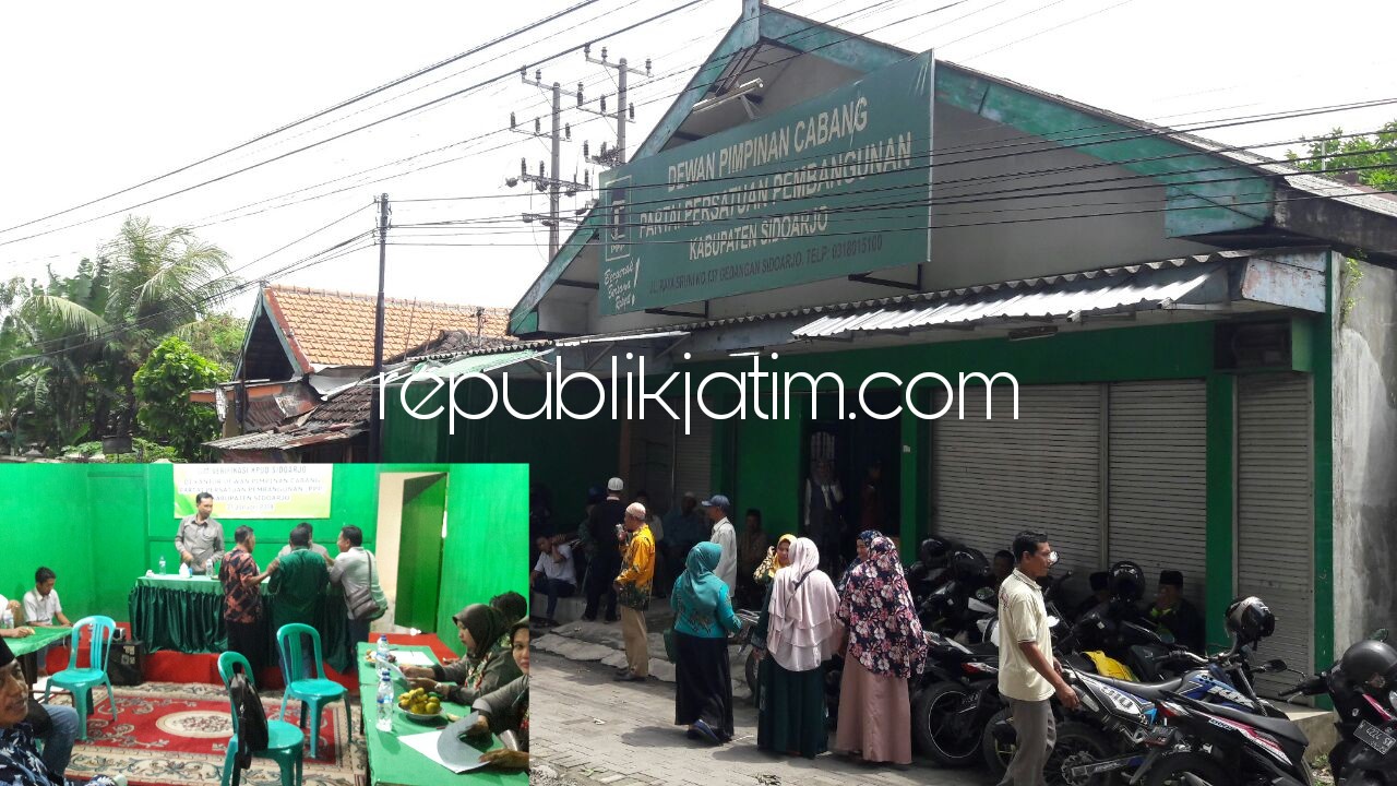 VERIFIKASI - KPU Sidoarjo saat memverifikasi Kantor PPP Sidoarjo yang berada direncana lokasi pembangunan Frontage Road Desa Seruni, Kecamatan Gedangan, Kabupaten Sidoarjo, Rabu (31/01/2018).