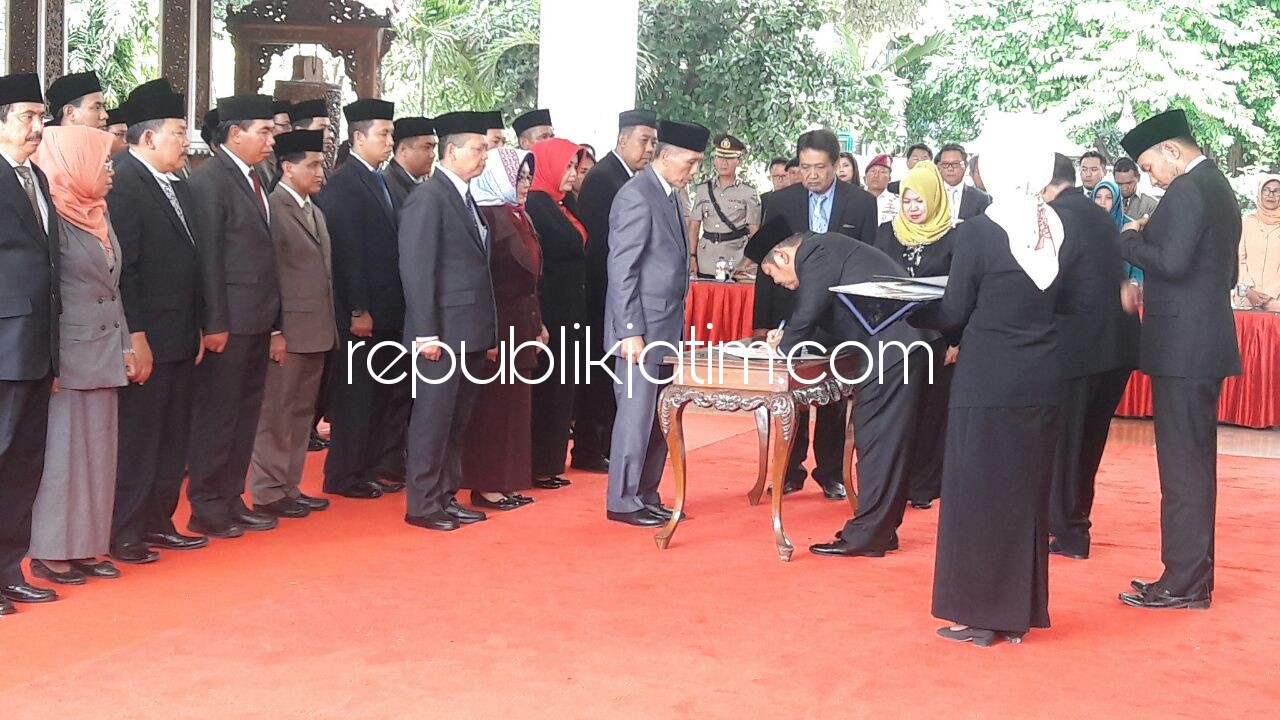 DILANTIK - Bupati Sidoarjo, Saiful Ilah melantik Sekda dan lima Kepala Organisasi Perangkat Daerah (OPD) serta puluhan pejabat struktural lainnya di Pendopo Delta Wibawa, Kamis (01/02/2018).