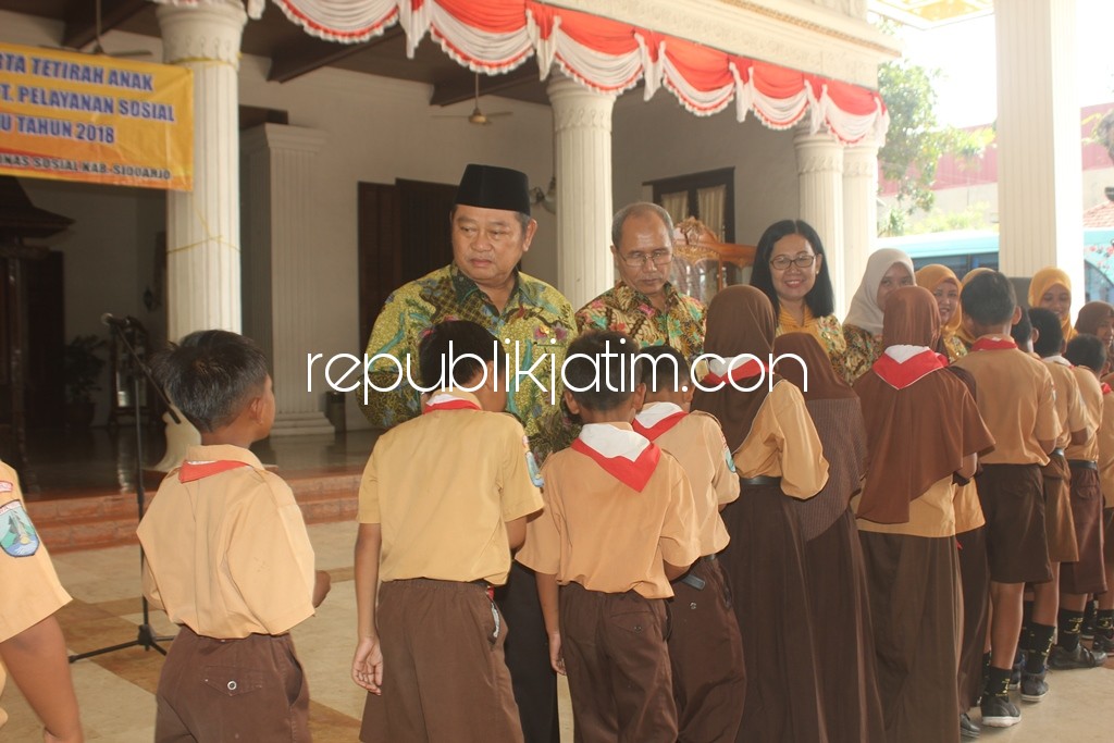 BERANGKATKAN - Bupati Sidoarjo berangkatkan 50 siswa SD yang mengikuti tetirah ke UPT Pelayanan Sosial Petirahan Anak Batu, Jum'at, (02/02/2018).