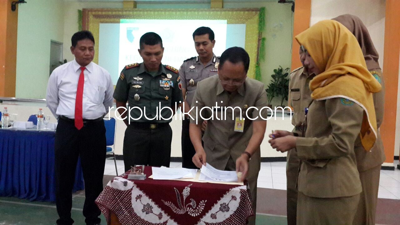 MOU - Kepala Dinas Pendidikan dan Kebudayaan Pemkab Sidoarjo, Asrofi menandatangani nota kesepahaman bersama Polresta, Kodim 0816 dan para Kasek di SMP Negeri 1 Sidoarjo untuk kurikulum dari TNI dan Polri untuk pelajar setingkat SMP, Senin (05/02/2018).