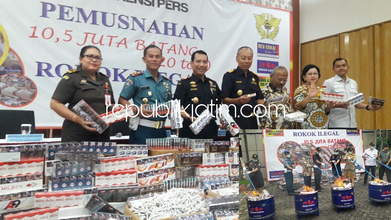 DIBAKAR - Sebanyak 10,5 juta batang (20 ton) rokok illegal hasil operasi Tahun 2017 dimusnahkan dengan cara dibakar di Kantor Bea Cukai Sidoarjo dibelakang kantor DJBC Jatim I di Juanda, Sidoarjo, Selasa (06/02/2018).