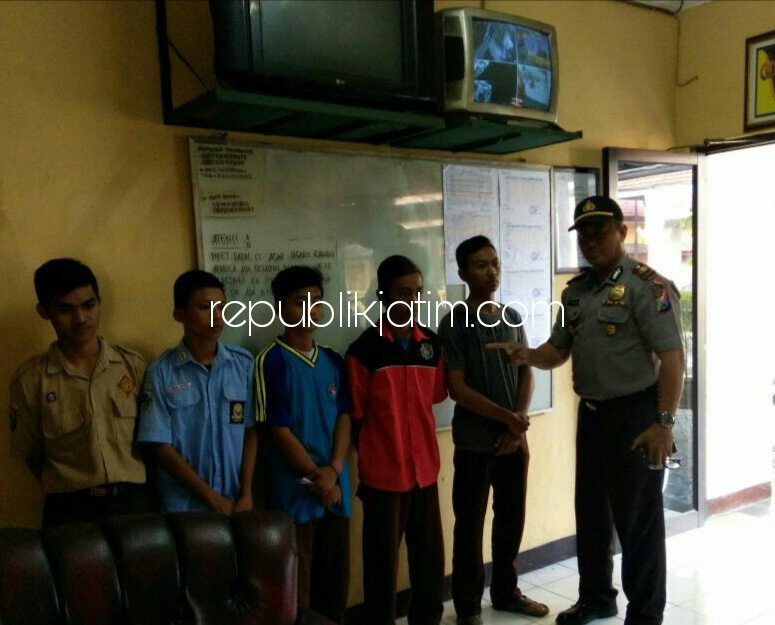 TERJARING - Sebanyak lima pelajar terjaring razia petugas Polsek Krembung tertunduk lesu karena mereka membolos sekolah, Rabu (07/02/2018).
