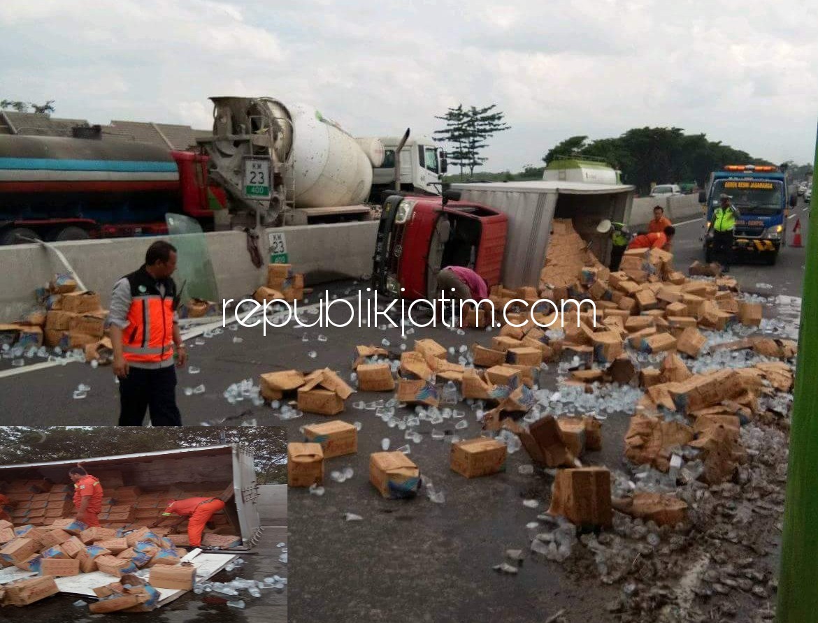 TERGULING - Truk pengangkut air mineral yang dikemudikan Budi terguling di Tol Sidoarjo KM 23 menyebabkan kemacetan panjang lantaran muatan menutupi jalur utama tol Surabaya - Gempol itu, Rabu (07/02/2018).
