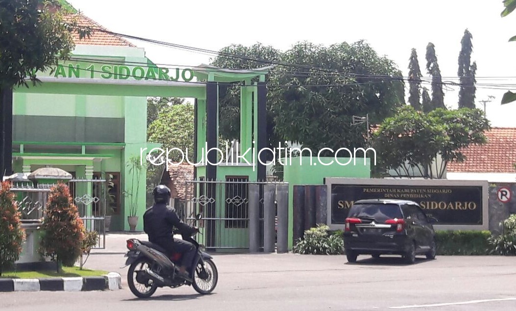 KEBOBOLAN - SMA Negeri 1 Sidoarjo yang ada di samping Stadion Jenggolo, Sidoarjo dibobol kawanan pencuri spesialis brankas sekolah, Selasa (06/02/2018).