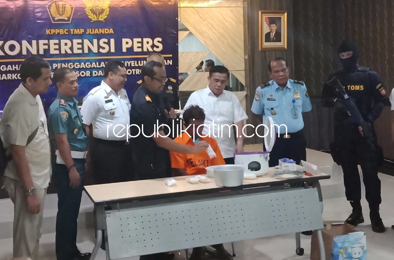 PENYELUNDUP - Tersangka penyelundupan sabu-sabu seberat 940 gram atau hampir 1 kilogram, Asnawi asal Madura diringkus petugas gabungan di Bandara Internasional, Juanda di Sidoarjo bersama barang buktinya, Kamis (08/02/2018).