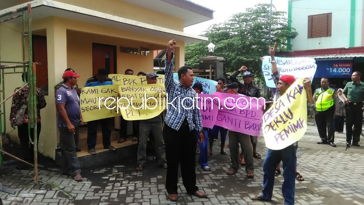 DEMO - Warga Desa Dukuhsari, Kecamatan Jabon, Kabupaten Sidoarjo aksi demo di kantor kecamatan dengan orasi bebas dan membentangkan poster, Kamis (08/02/2018).