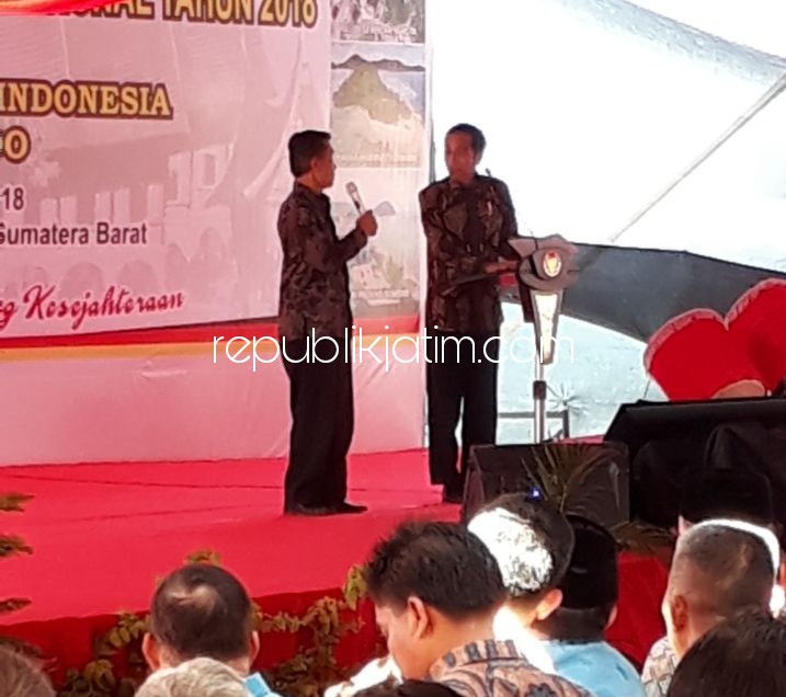 TUKAR PERAN - Presiden RI, Joko Widodo bertukar peran dengan wartawan asal Surabaya agar bisa mewawancarai presiden dadakan di puncak Hari Pers Nasional 2018 di Danau Cimpago, Kota Padang, Propinsi Sumatera Barat, Jumat (09/02/2018).