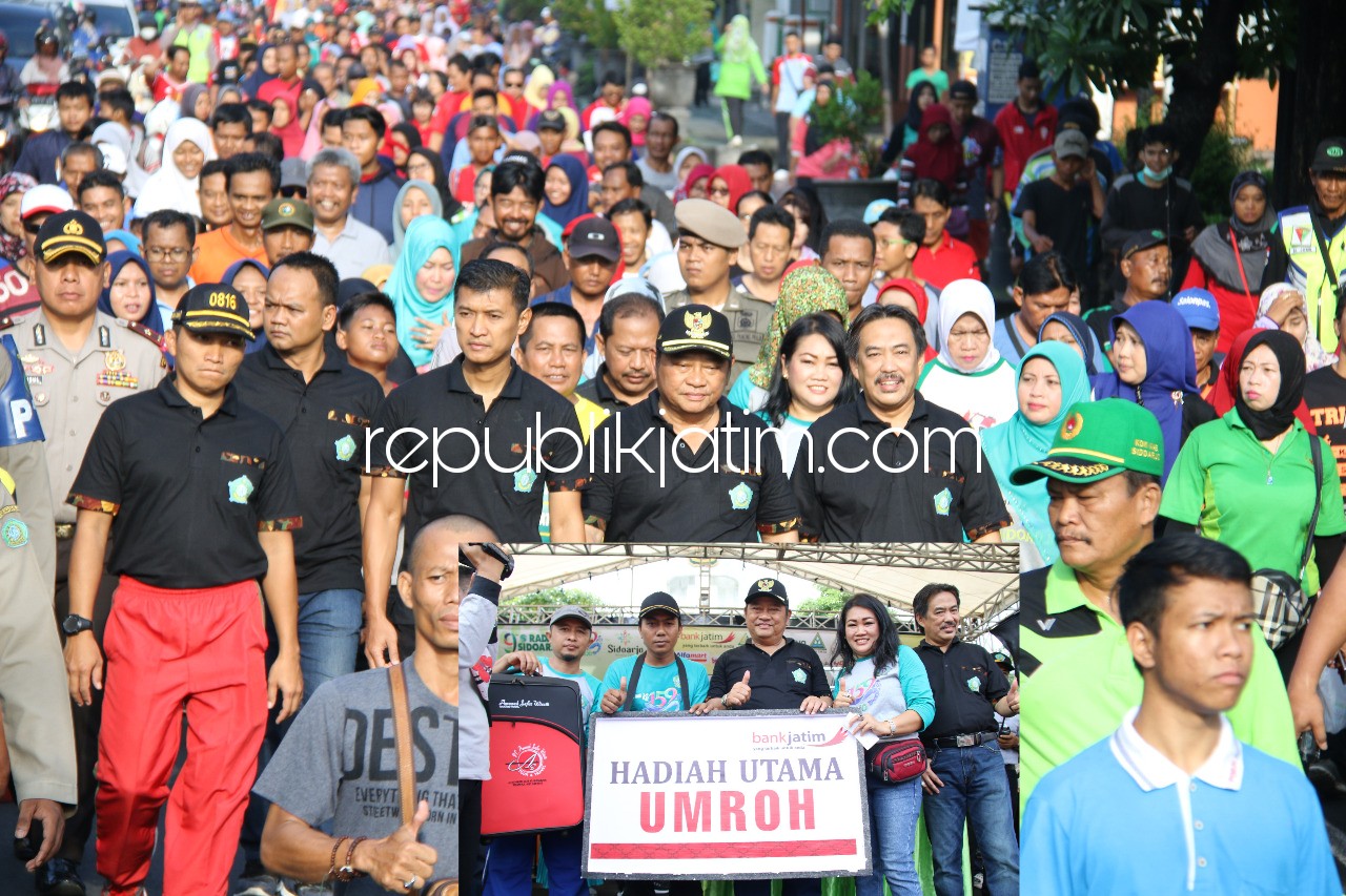 MLAKU BARENG - Bupati Sidoarjo, Saiful Ilah mengikuti acara Mlaku Bareng Bupati bersama Forkopimda seusai memberangkatkan peserta yang mencapai ribuan itu, Minggu (11/02/2018).