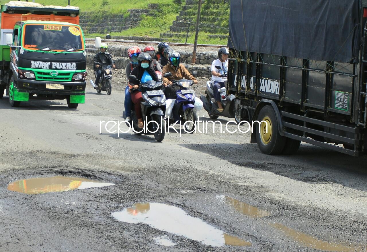 RUSAK - Paska tergenang air banjir setinggi lutut orang dewasa jalur utama Sidoarjo - Malang di Desa Siring, Kecamatan Porong, Kabupaten Sidoarjo dipenuhi lubang menganga, Senin (12/02/2018).
