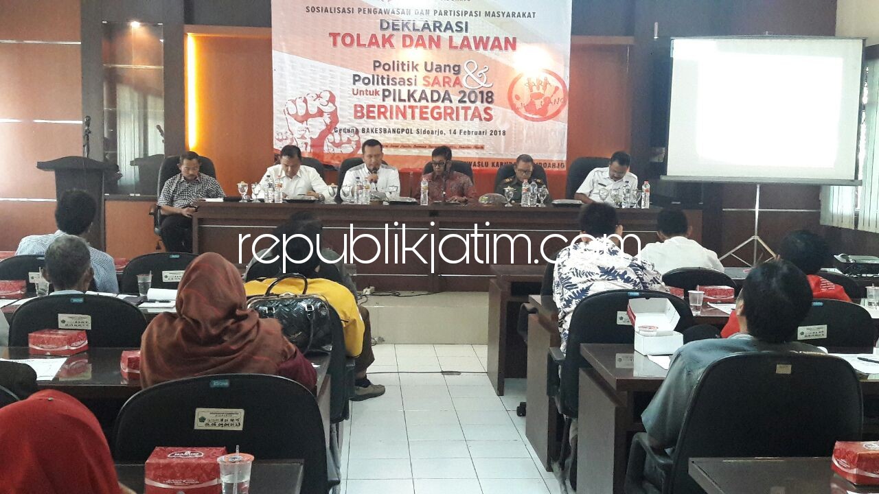 DEKLARASI - Panwaslu bersama KPU, Polresta, Kodim, Kejaksaan dan Bakesbangpol Pemkab Sidoarjo mendeklarasikan Tolak dan Lawan Politik Uang dan Politisasi SARA untuk Pilkada 2018 Berintegritas, Rabu (14/02/2018).