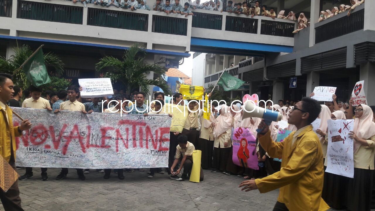 TOLAK - Ratusan siswa dan siswi Smamda Sidoarjo beraksi mengkampanyekan tolak Valentine Day dengan orasi bebas dan membeberkan sejumlah spanduk penolakan, Rabu (14/02/2018).