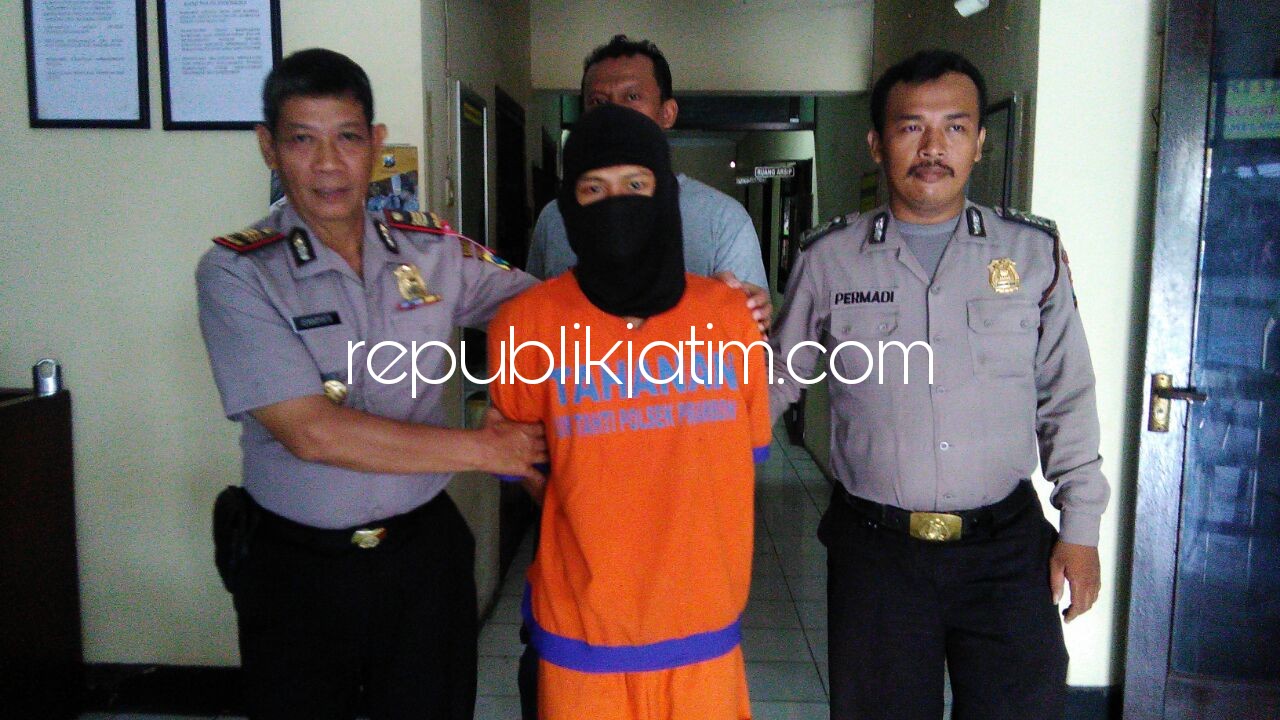 PEMJAMBRET - Tersangka penjambretan, M Fatkur Rokhman digelandang petugas didampingi Kapolsek Prambon, AKP Isharyata (kiri) bersama barang buktinya, Rabu (14/02/2018).