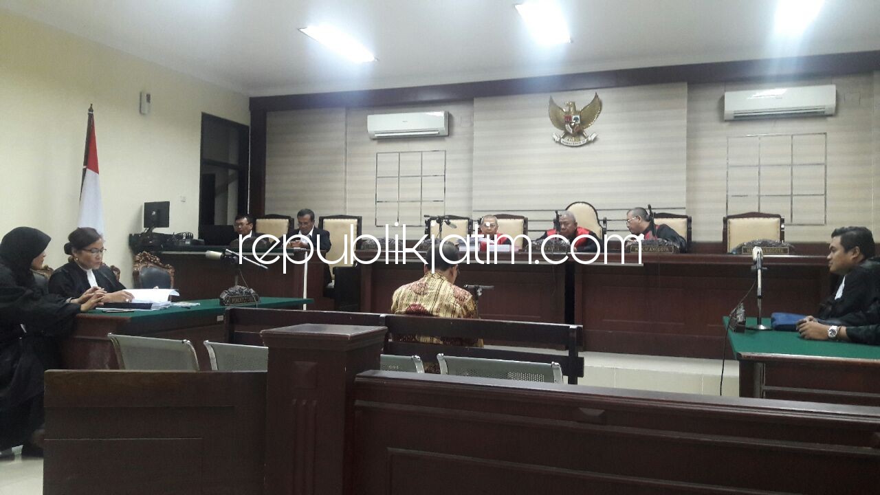 DITUNTUT - Terdakwa mantan Ketua Pansus PDAU, Khoirul Huda dituntut 1 tahun 6 bulan penjara dalam sidang tuntutan di Pengadilan Tipikor Jawa Timur di Juanda, Sidoarjo, Selasa (13/02/2018) malam.