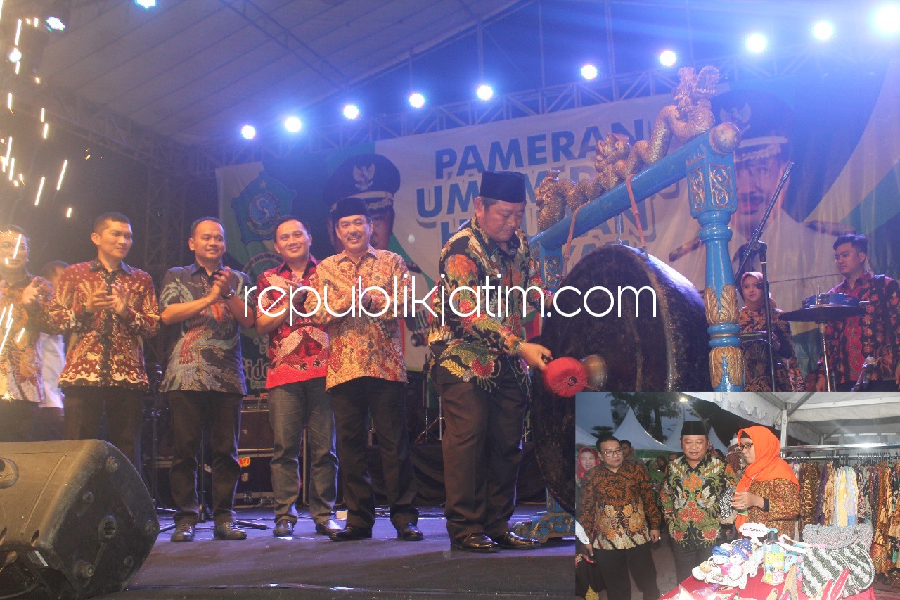 PAMERAN - Bupati Sidoarjo, Saiful Ilah membuka pameran UMKM yang diikuti sekitar 110 pengusaha di alun-alun Sidoarjo, Rabu (14/02/2018) malam.