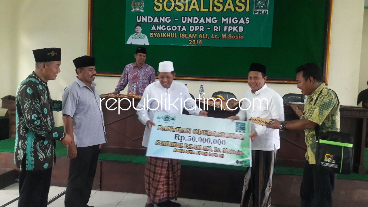 BANTUAN - Wakil Ketua Komisi IIV DPR RI, Syaikhul Islam Ali memberikan dana bantuan operasional untuk PCNU Kabupaten Sidoarjo senilai Rp 50 juta seusai acara sosialisasi dan dengar pendapat di kantor PCNU Sidoarjo, Sabtu (17/02/2018) sore.
