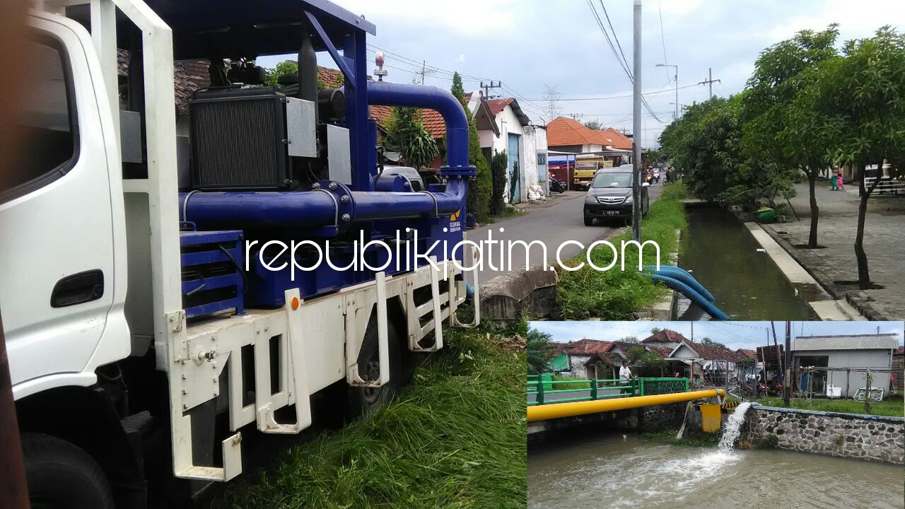 SEDOT BANJIR - Dua mesin Pompa Air Dinas PUPR Pemkab Sidoarjo berkapasitas 300 liter per detik dioperasionalkan di Desa Kedungsolo, Kecamatan Porong untuk mengatasi banjir di Kecamatan Porong dan Kecamatan Tanggulangin, Minggu (18/02/2018).