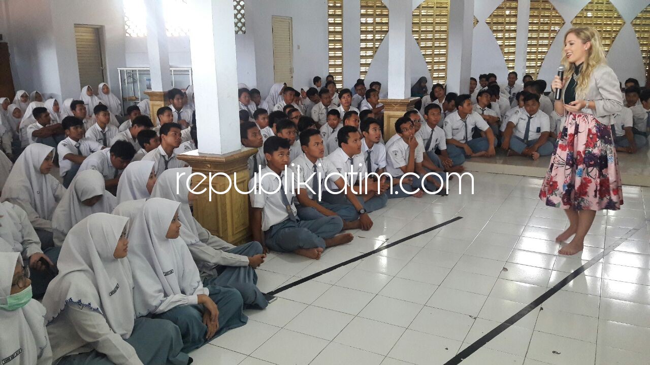 NGAJAR - Guru sekaligus mahasiswa S2 asal Jerman, Sabrina Holl mengajar ratusan siswa kelas 12 SMA Muhammadiyah 1 Taman (SMAMITA) dengan bertukar budaya dan motivasi untuk mendapatkan bea siswa ke Jerman, Senin (19/02/2018).