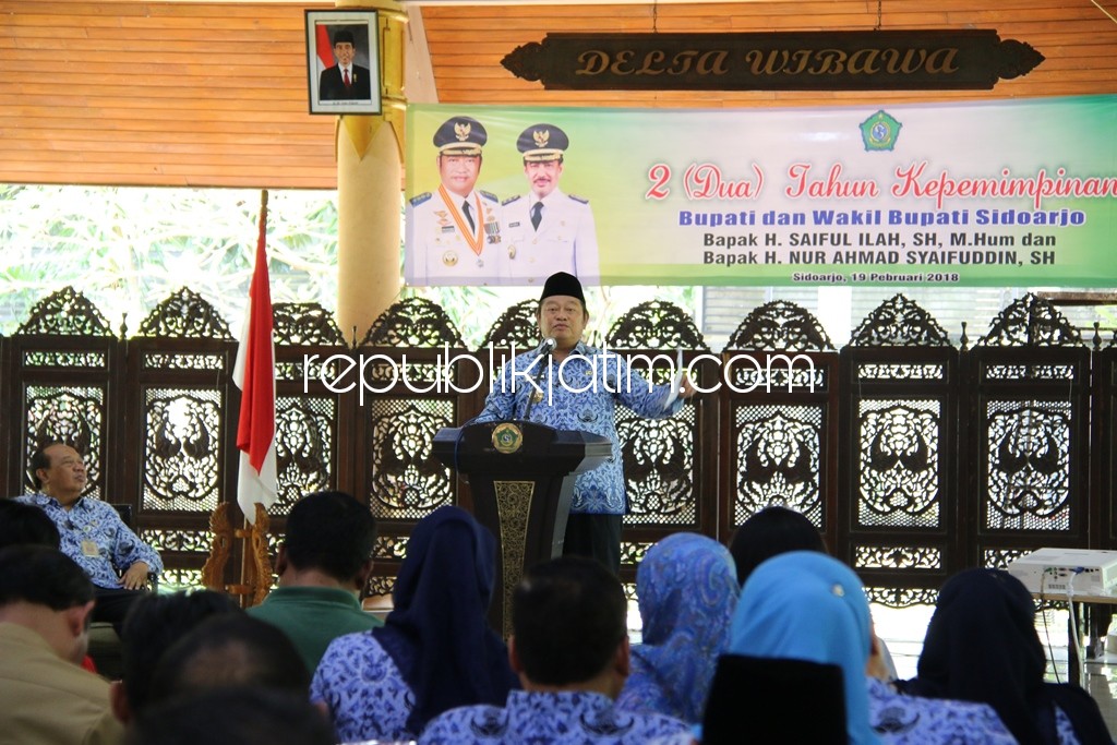 PAPARAN - Bupati Sidoarjo, Saiful Ilah memaparkan pencapaian program kerjanya selama 2 tahun memimpin Sidoarjo di Pendopo Delta Wibawa dihadapan ratusan wartawan, Senin (19/02/2018).
