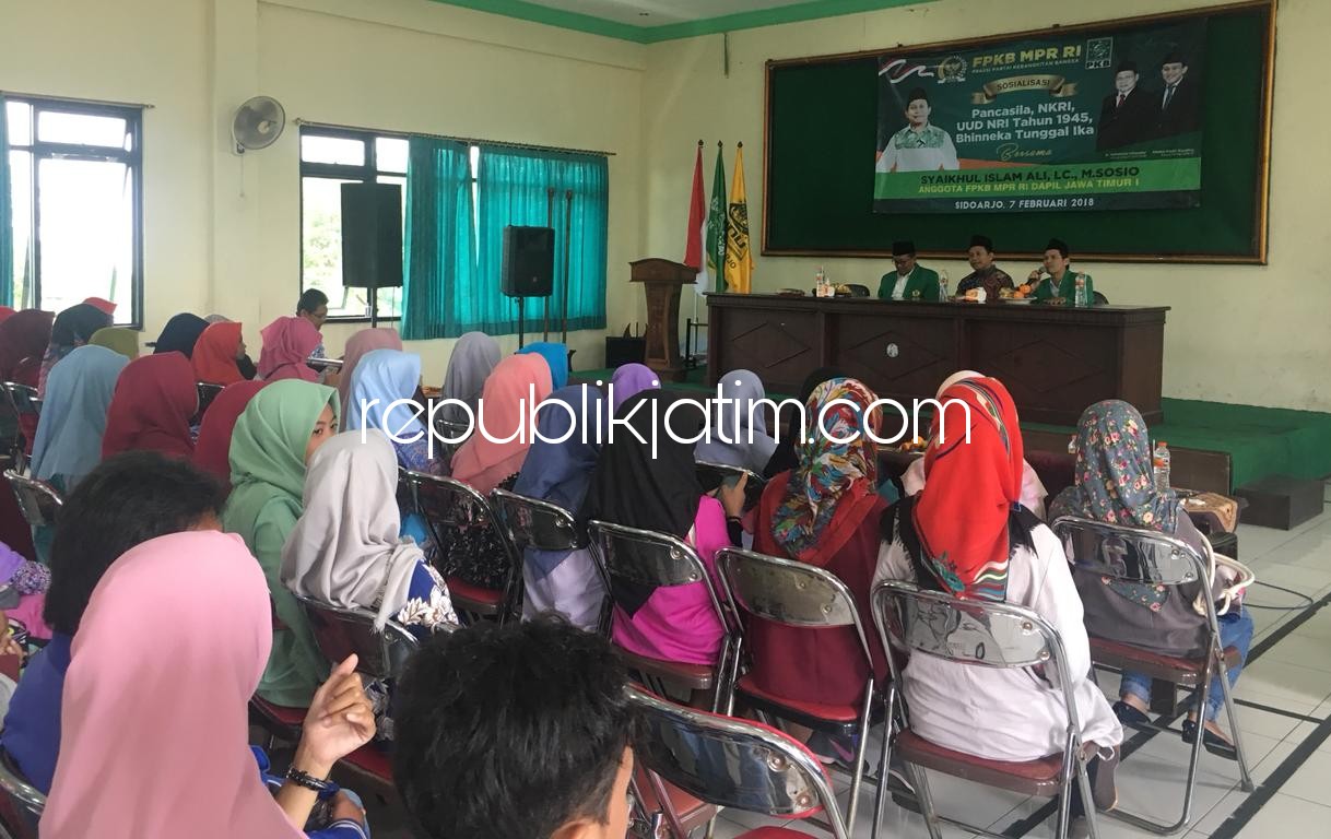 EMPAT PILAR - Wakil Ketua Komisi VII DPR RI, Syaikhul Islam Ali memberikan wawasan kepada ratusan mahasiswa Unusida atas pentingnya 4 pilar kebangsaan untuk menjaga keutuhan NKRI, Jumat (16/02/2018) kemarin.
