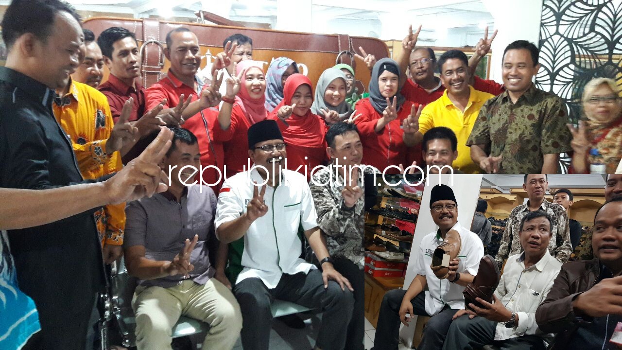 KAGUM - Calon Gubernur Jawa Timur, Saifullah Yusuf mengunjungi dan mengagumi tas dan sepatu produk Intako Desa Kedensari, Kecamatan Tanggulangin, Kabupaten Sidoarjo, Selasa (20/02/2018).