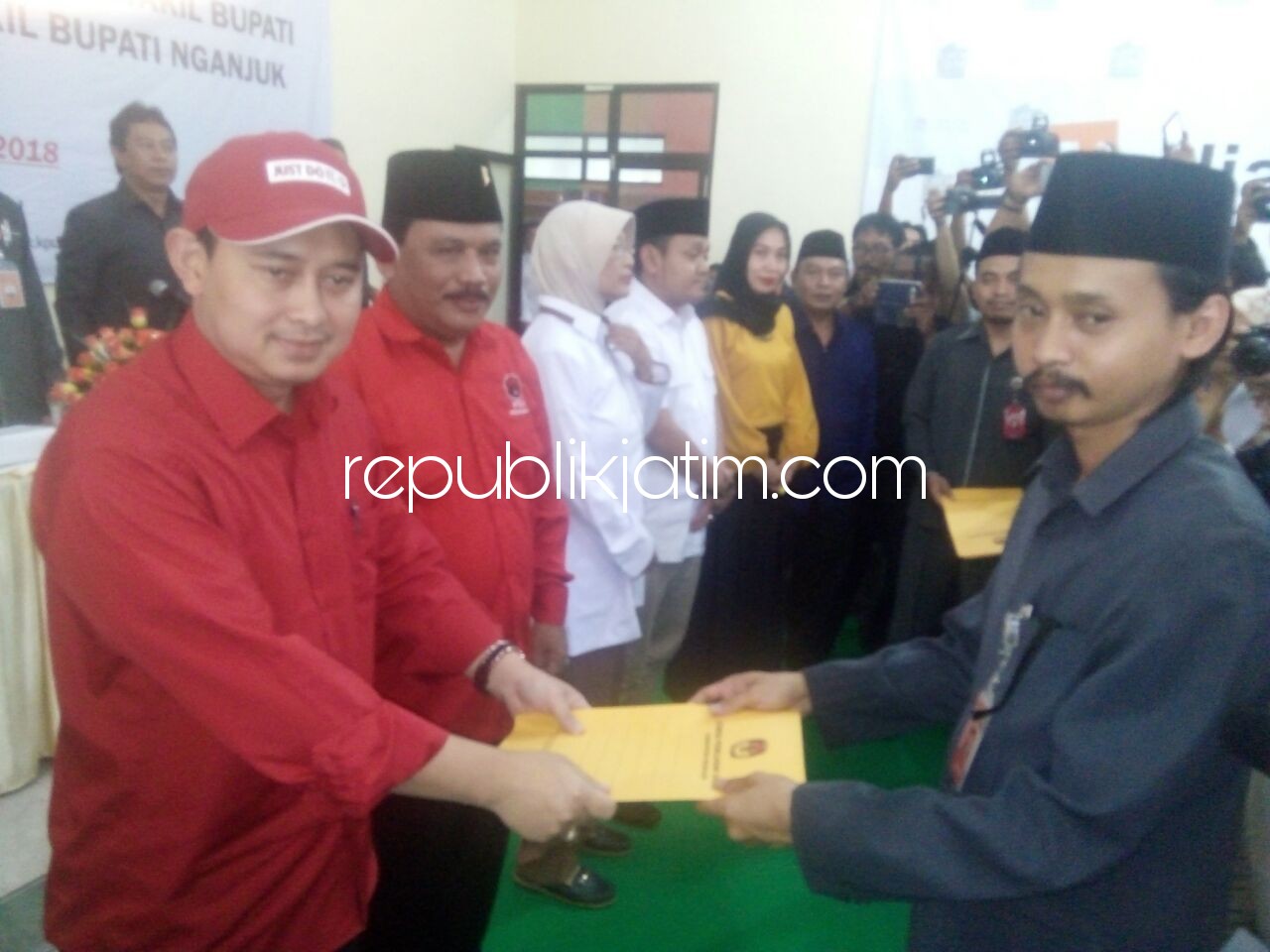 HAPUS - Cabup Nganjuk, Novi Rahman Hidayat (kiri) sepakat untuk menghapus bank titil (plecit) beroperasi di wilayah Kabupaten Nganjuk, Selasa (20/02/2018).
