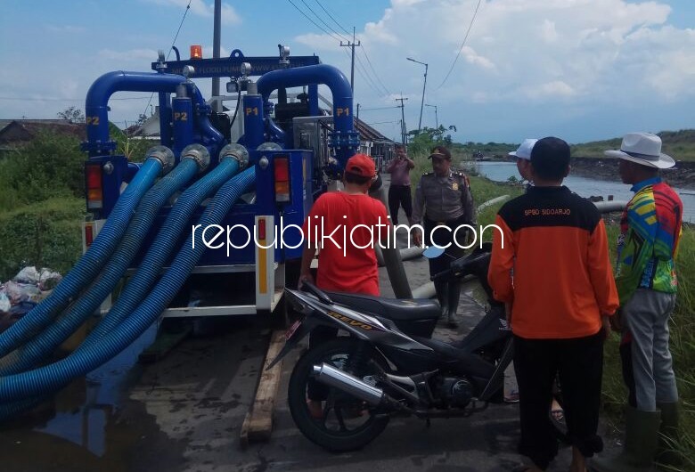 SEDOT BANJIR - Sebanyak dua unit mesin pompa milik Dinas PUPR Pemkab Sidoarjo dioperasikan di Desa Gempolsari, Kecamatan Tanggulangin dan sejumlah petugas Satpol PP, TNI dan Polri bergotong royong mengatasi banjir, Selasa (20/02/2018).