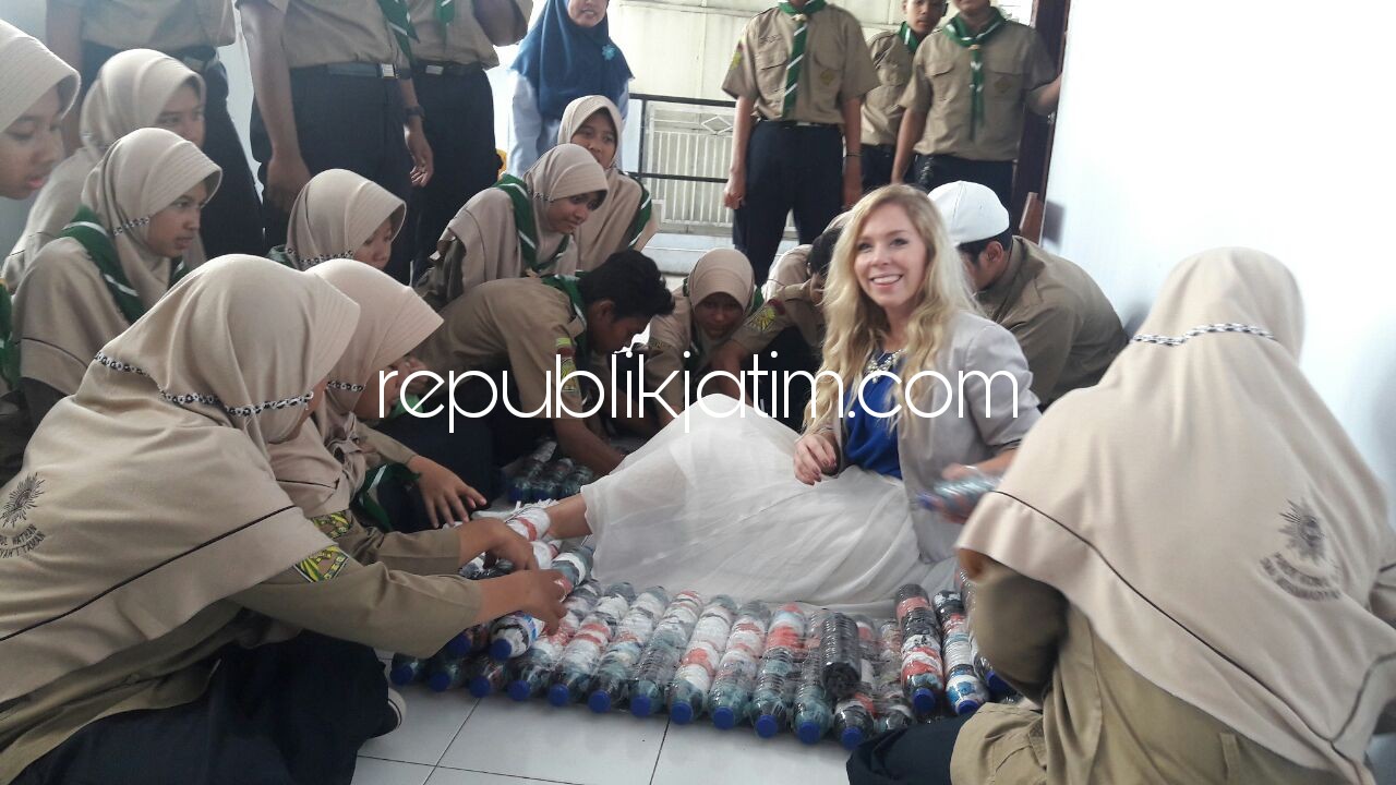 OLAH SAMPAH - Ratusan siswa dan siswi SMA Muhammadiyah I Taman (Smaita) mengolah sampah plastik menjadi rak, meja, kursi dan kasur yang bisa dimanfaatkan untuk memenuhi kebutuhan di kelas, Rabu (21/02/2018).