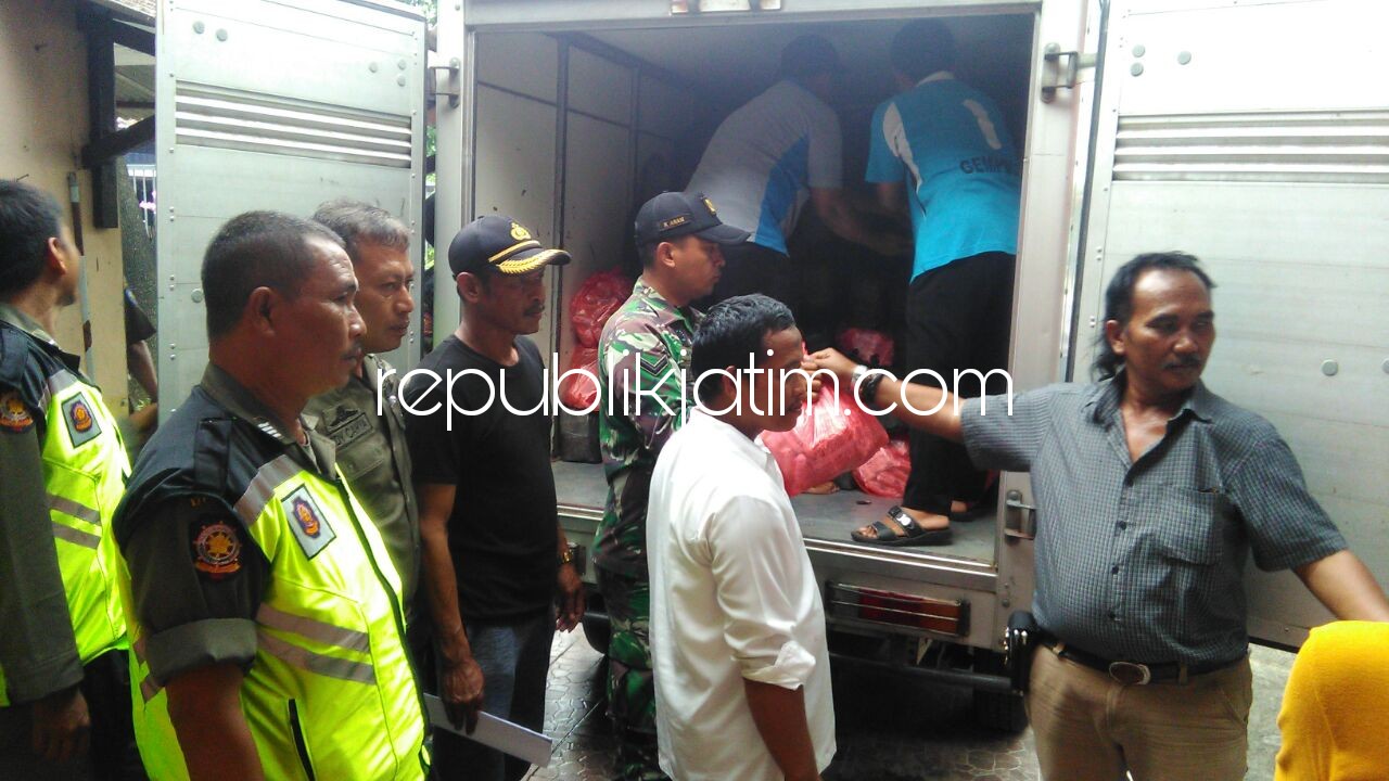 SERAHKAN BANTUAN - Forkopimpka Tanggulangin mengangkut bantuan sembako dari BPBD dibantu Satpol PP Kecamatan Tanggulangin mengemas bantuan sembako untuk 660 KK korban banjir Desa Gempolsari, Kecamatan Tanggulangin, Kabupaten Sidoarjo, Rabu (21/02/2018).