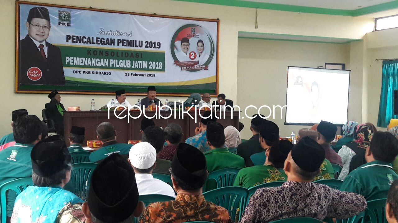 PAPARAN - Bupati Sidoarjo, Saiful Ilah yang juga Ketua DPC PKB Sidoarjo memberikan paparan pemenangan Pileg dan Pilgub Jatim di kantor DPC PKB Sidoarjo, Jumat (23/02/2018) sore.