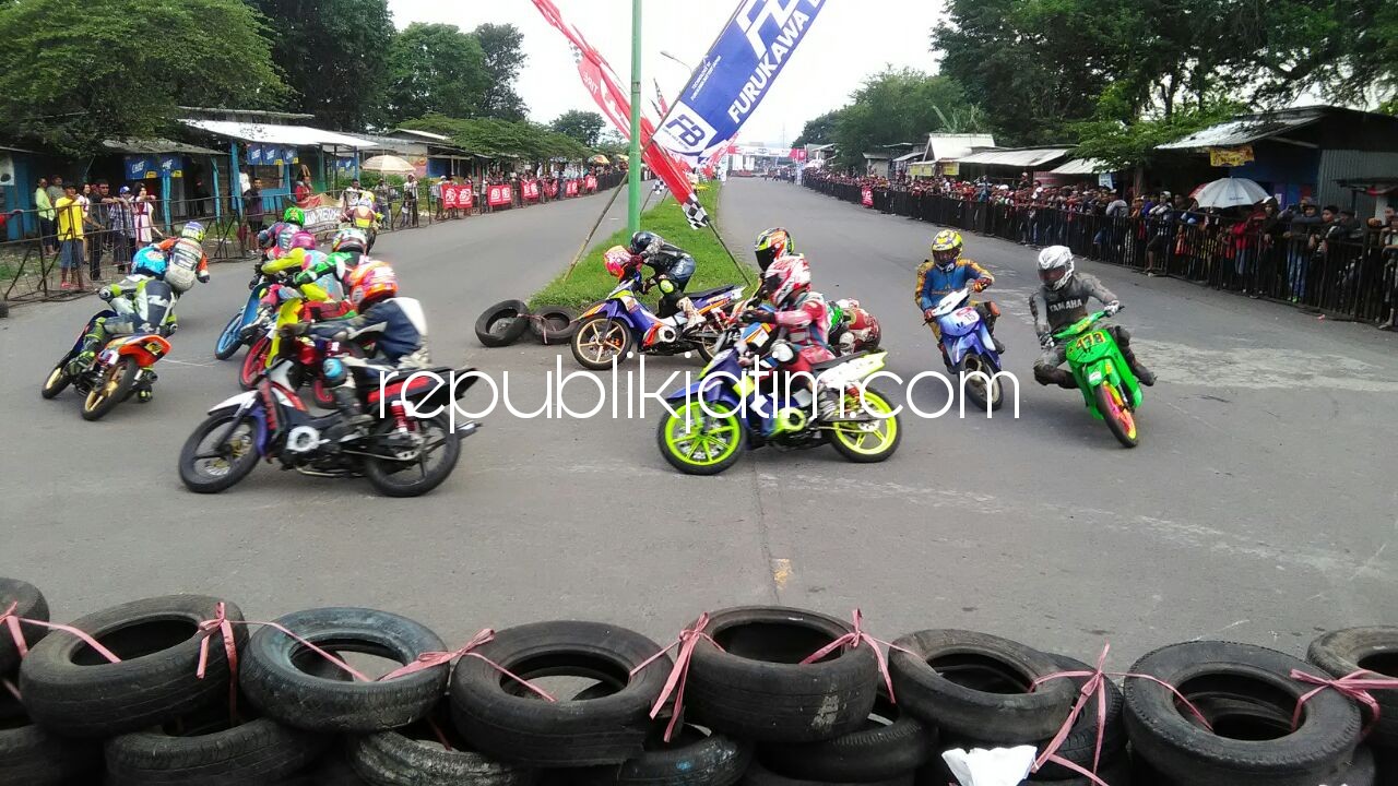 SALING TIKUNG - Sejumlah pembalap adu cepat dan teknik menelikung di putaran road race yang digelar di Exit Tol Jabon, Minggu (25/02/2018).