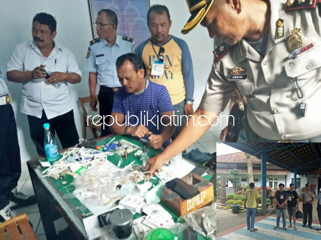 PERIKSA - Kapolsek Porong, Kompol Adrial saat memeriksa barang bukti beserta barang bawaan tersangka Benisar Dwi Agus Saputra saat hendak masuk ke Lapas Porong, Minggu (25/02/2018).