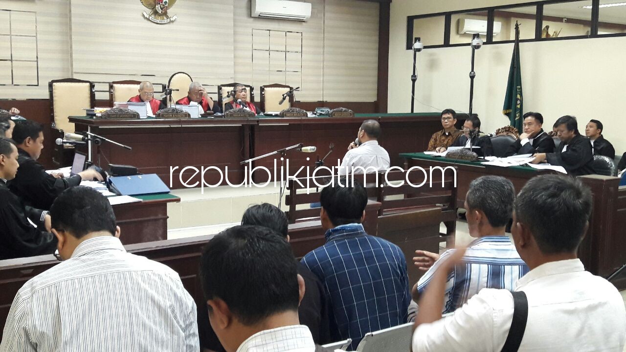 SAKSI - Terpidana Filiphus Djap memberikan keterangan detail untuk terdakwa mantan Walikota Batu, Eddy Rumpoko dan mantan Kepala ULP Pemkot Batu, Edi Setiawan hampir 7,5 jam berturut-turut di Pengadilan Tipikor, Juanda, Sidoarjo, Selasa (27/02/2018).