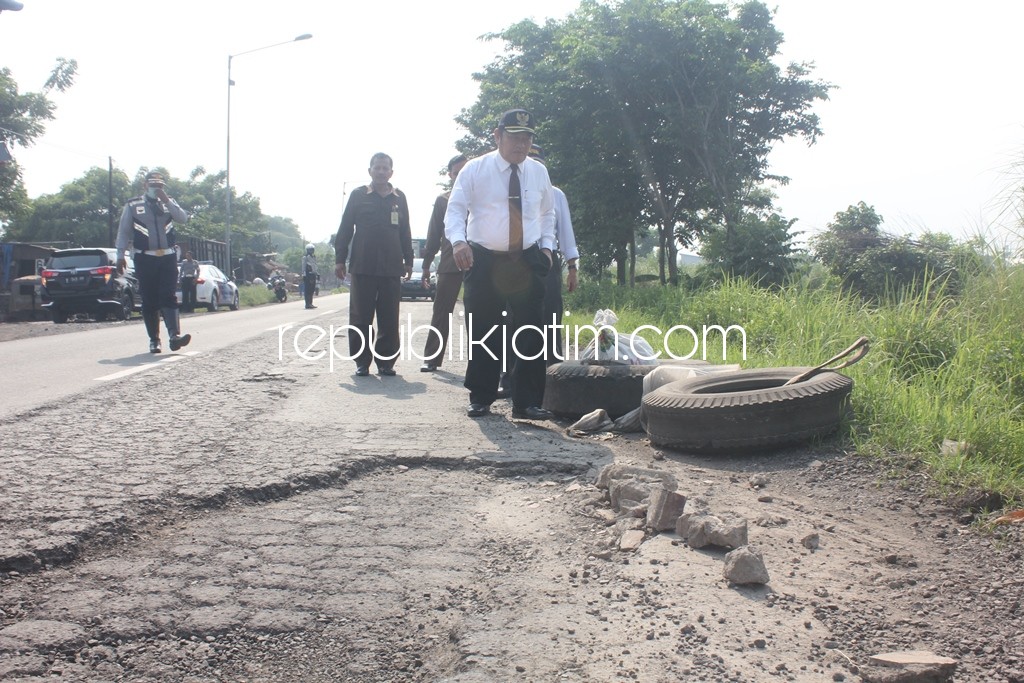 SIDAK - Bupati Sidoarjo, Saiful Ilah didampingi Kepala Dinas PUPR, Sigit Setyawan menggelar sidak ke Jalan Lingkar Timur yang rusak berat akibat ulah pengembang, Selasa (27/02/2018).