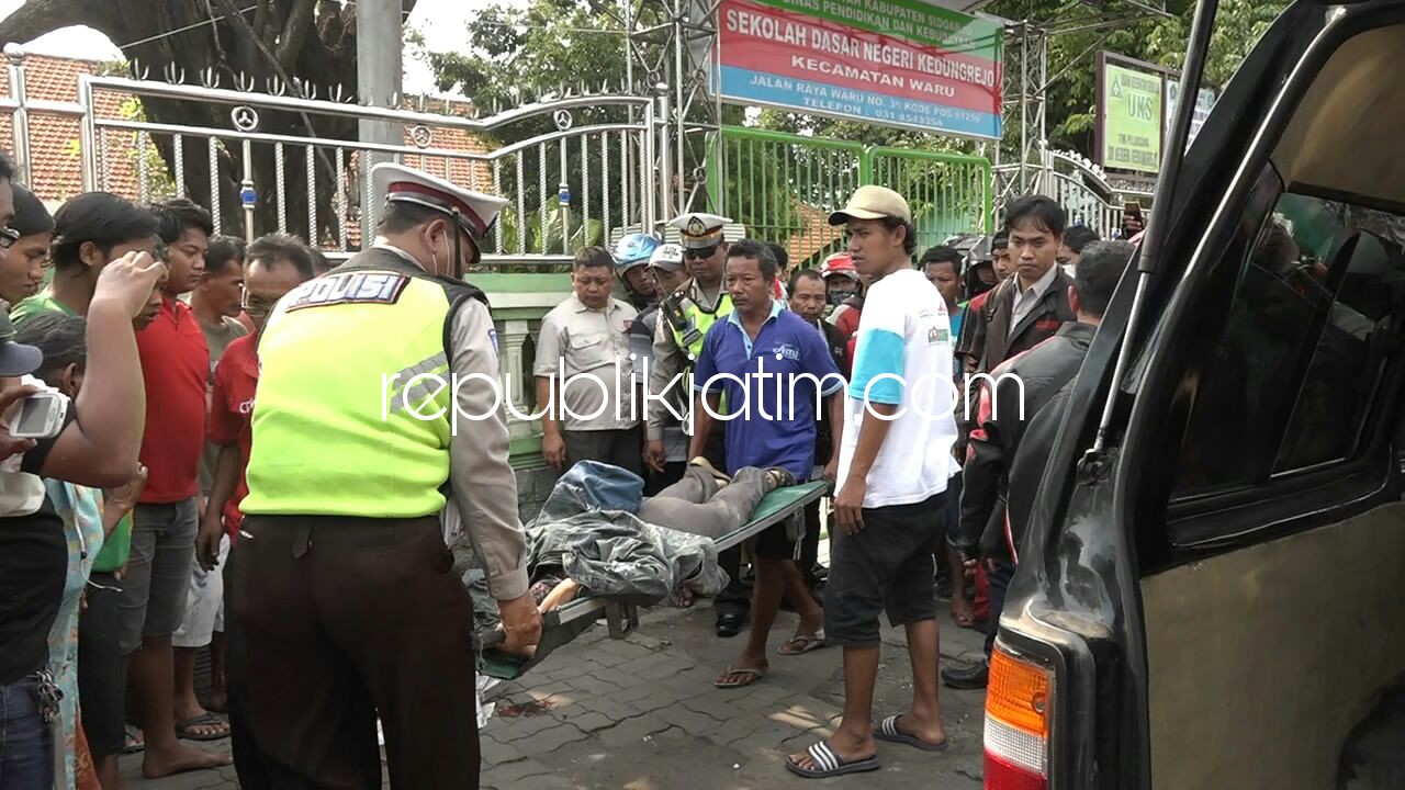 TEWAS - Seorang ibu rumah tangga, Endah Sulistyawati (44) tewas di lokasi kejadian setelah tubuhnya terlindas truk di barat fly over Waru, Kabupaten Sidoarjo, Selasa (27/02/2018) petang.