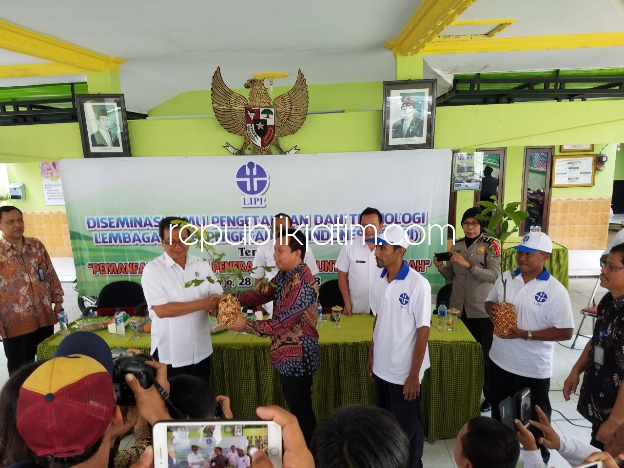 BANTUAN - Kepala LIPI, Bambang Subiyanto dan Wakil Ketua Komisi VII DPR RI, Syaikhul Islam menyerahkan bantuan bibit mangga dan kelengkeng 4.000 pohon serta mesin pembuat pupuk organik ke petani di Desa Lajuk, Kecamatan Porong, Rabu (28/02/2018).