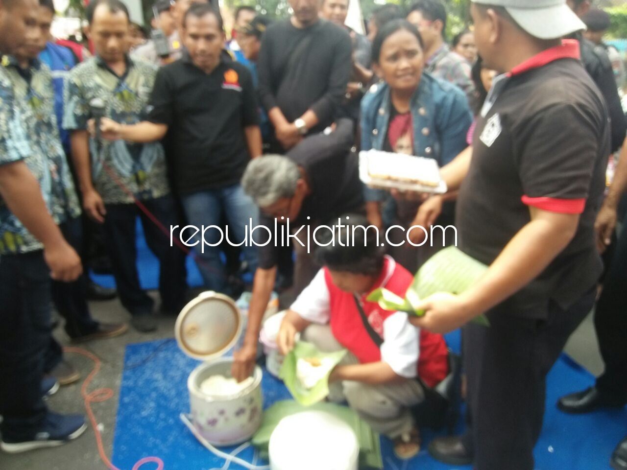 LAYAK KONSUMSI - Puluhan massa yang tergabung dalam Gerakan Rakyat Anti Korupsi demo memprotes beras subsidi dari Bulog karena dinilai tidak layak konsumsi, Kamis (01/03/2018).