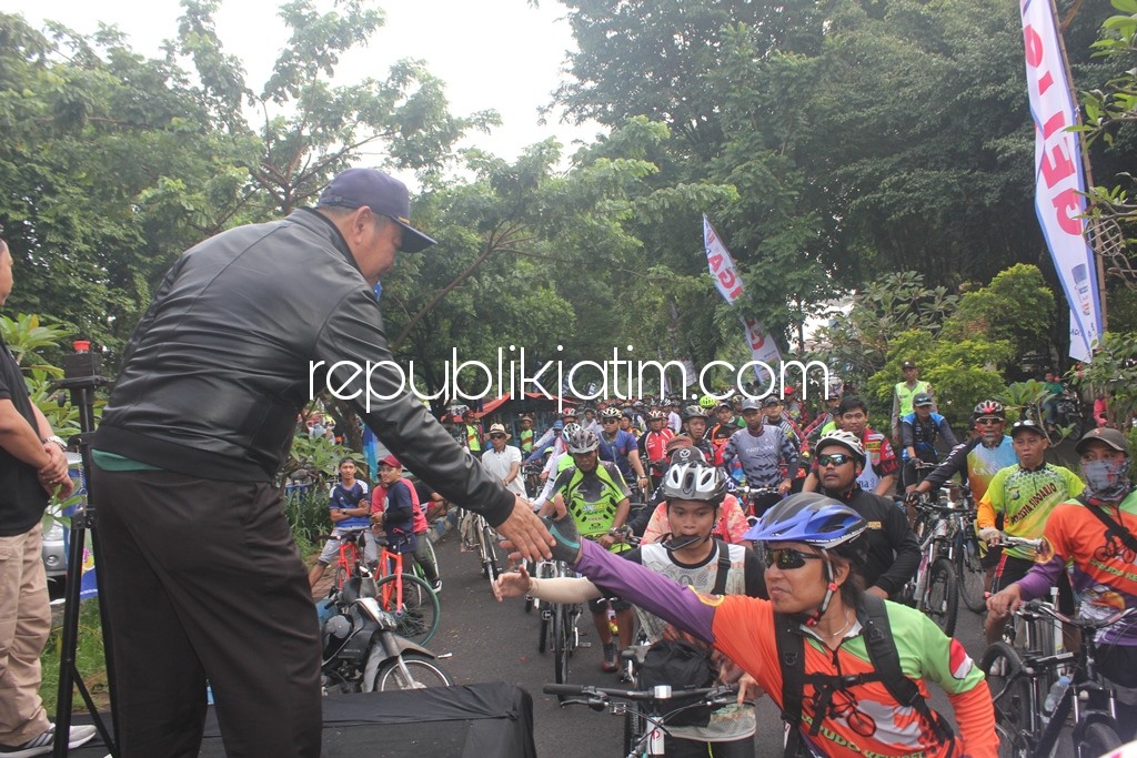 BERANGKATKAN - Bupati Sidoarjo, Saiful Ilah memberangkatkan ribuan peserta sepeda hias dalam rangka HUT Pemkab Sidoarjo ke 159 di Parkir GOR Delta Sidoarjo, Minggu (04/03/2018).