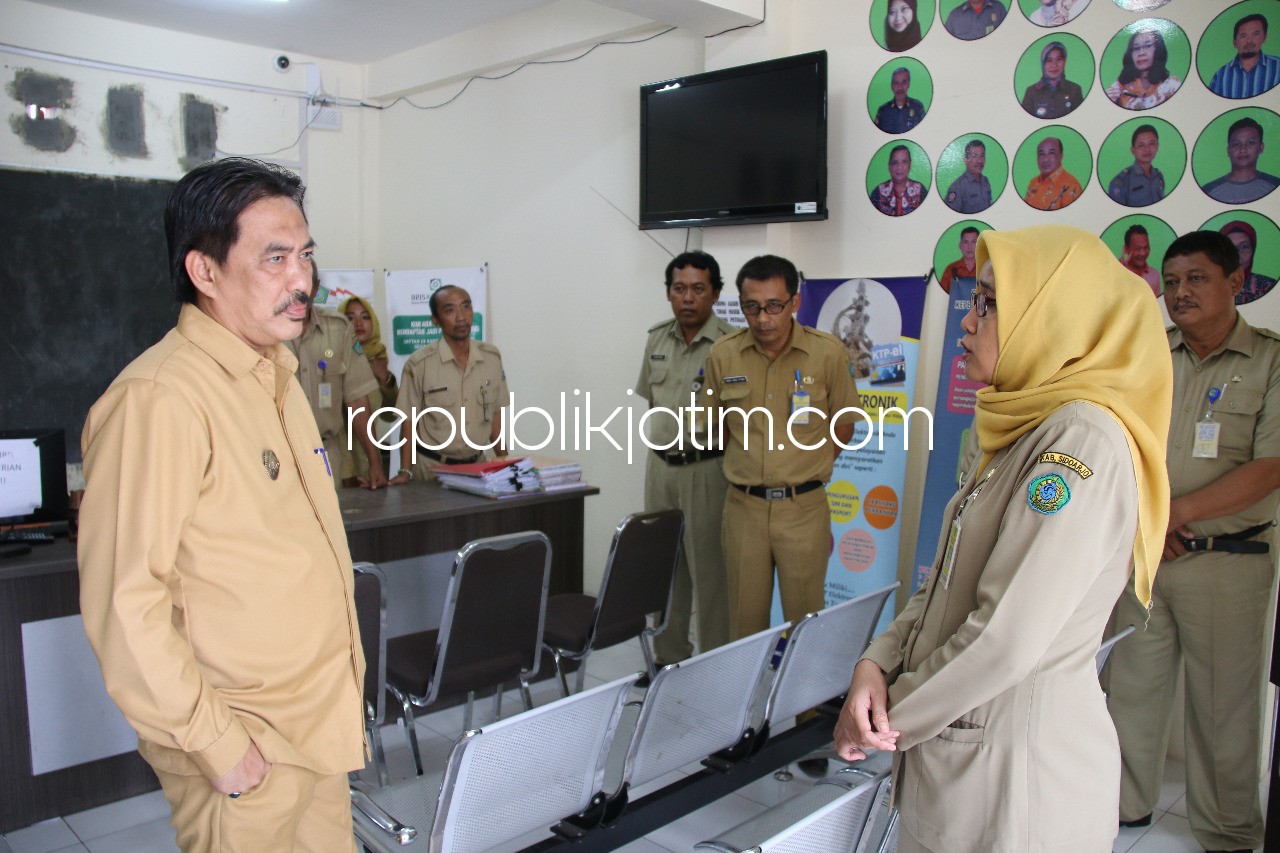 KECEWA - Tampak raut muka Wakil Bupati Sidoarjo, Nur Ahmad Syaifuddin terlihat kecewa dan marah saat mendengar penjelasan petugas pelayanan Kecamatan Wonoayu dalam sidak, Senin (05/03/2018).